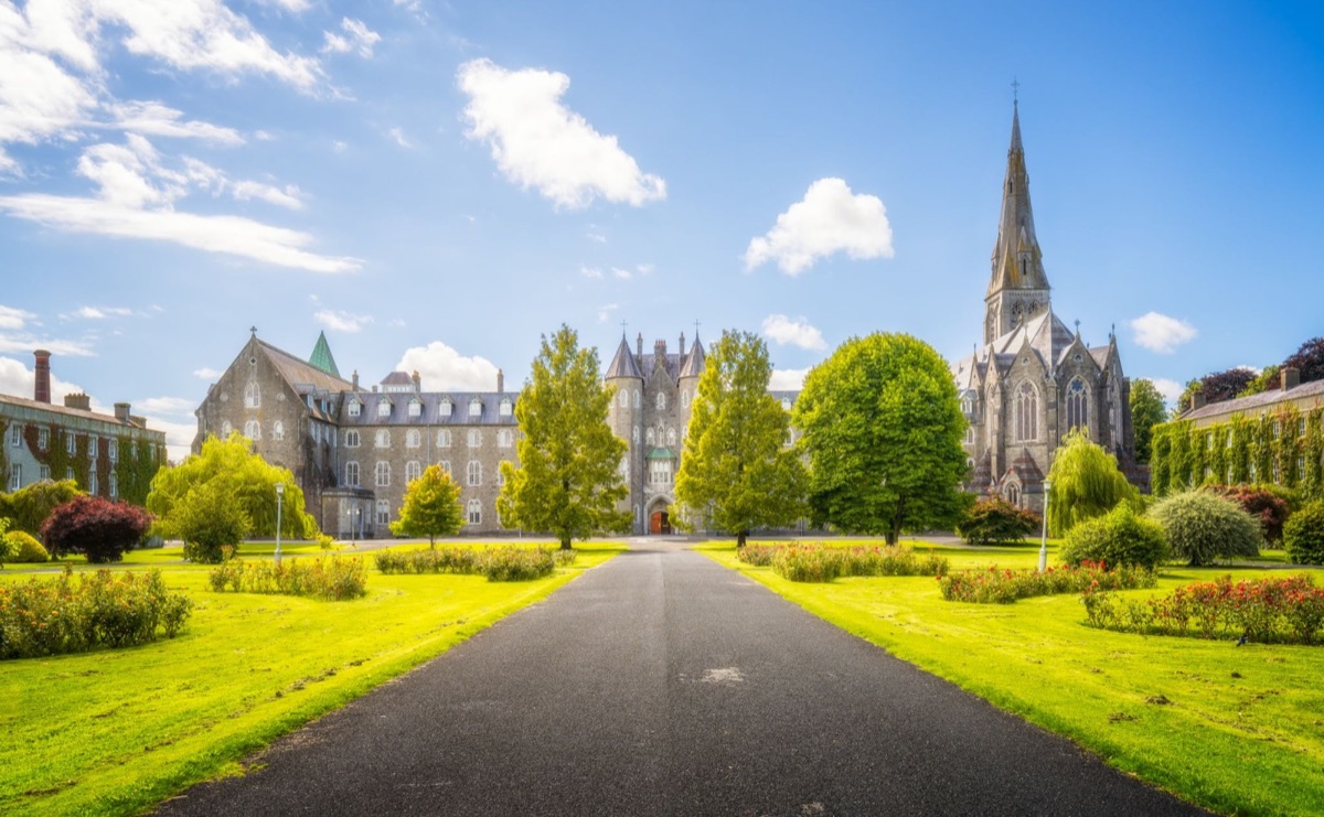 Il campus di un college in Irlanda, con il viale e la chiesa